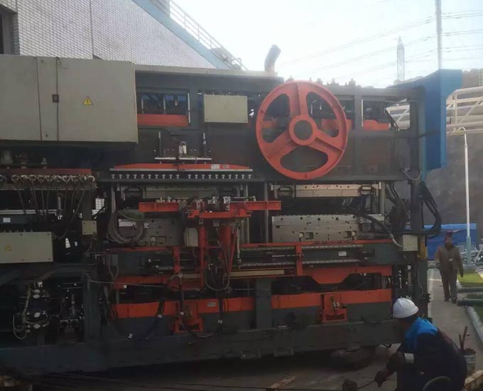 青島某工廠大型吹塑機(jī)設(shè)備搬遷吊裝現(xiàn)場